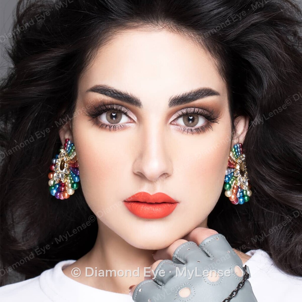 Mylense Light Brown रंगीन कॉन्टैक्ट लेंस पहने हुए