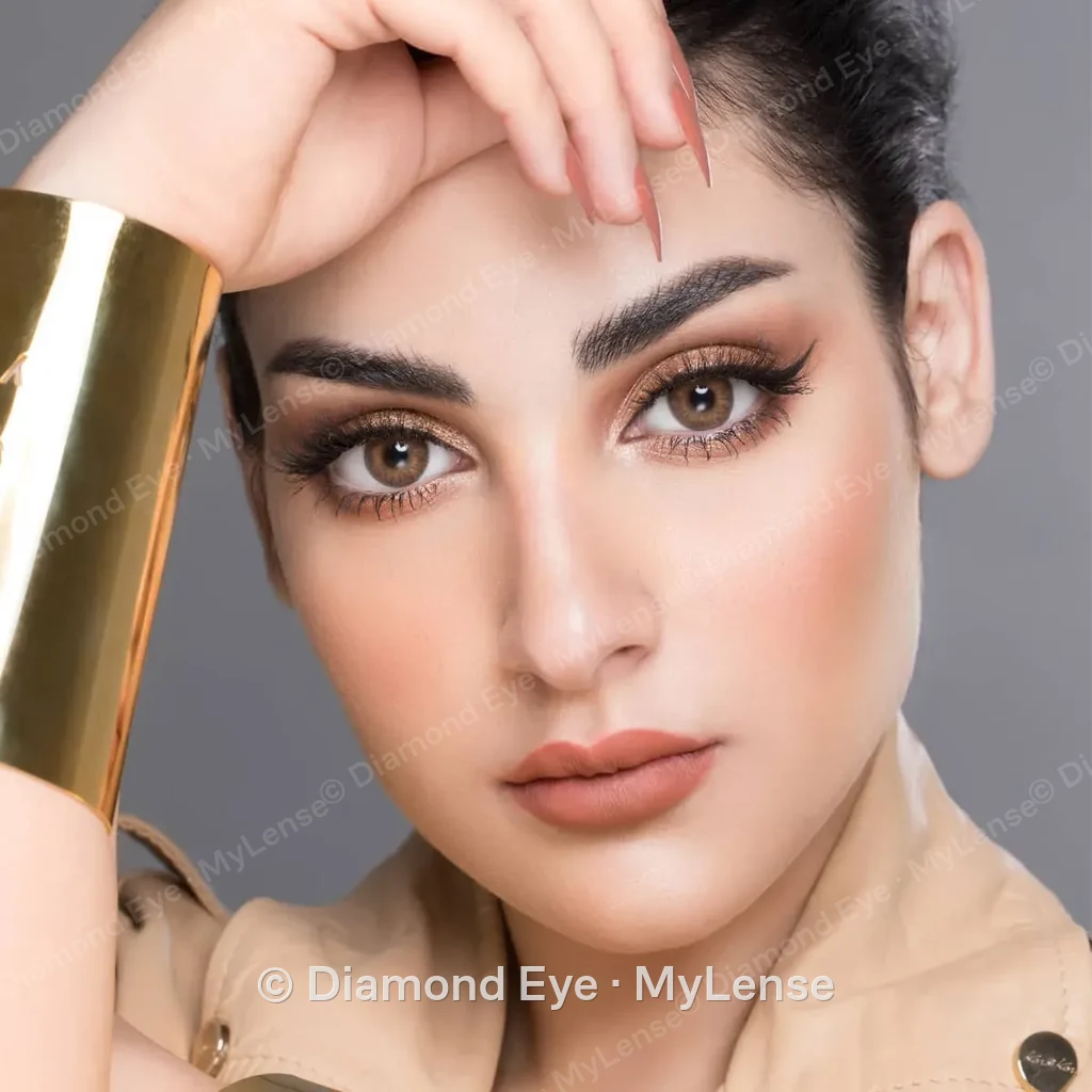 Mylense Oro brown रंगीन कॉन्टैक्ट लेंस पहने हुए