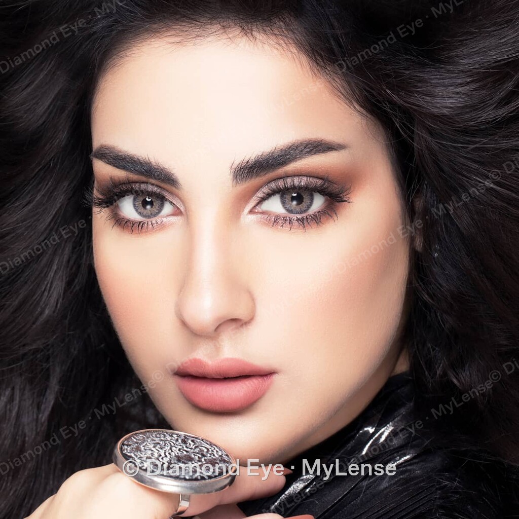 Mylense Light Gray रंगीन कॉन्टैक्ट लेंस पहने हुए