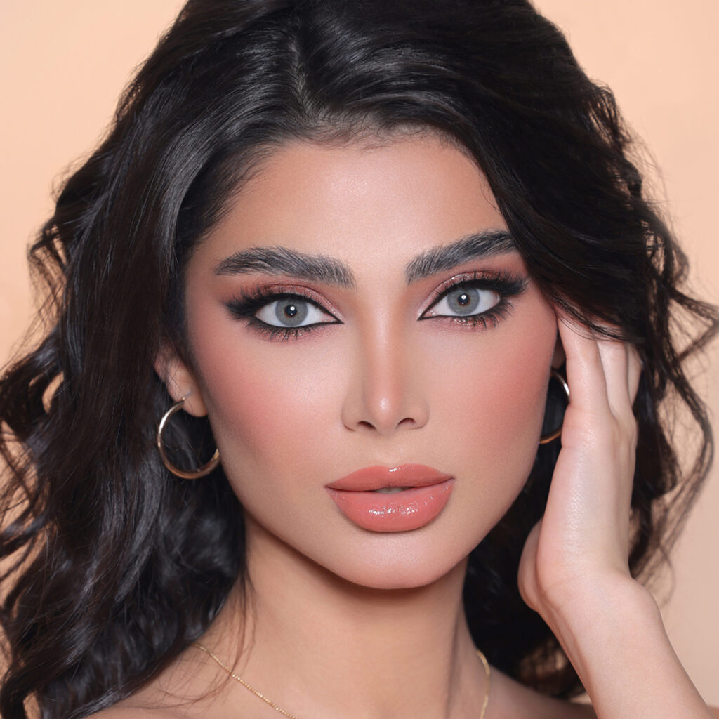 Model wearing 3D Blue colored contact lenses