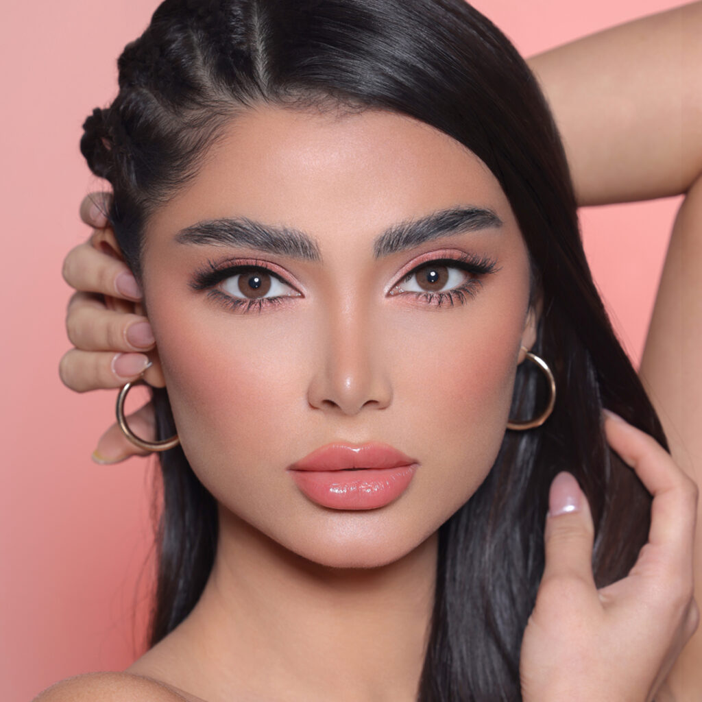 Model wearing 3D Brown colored contact lenses