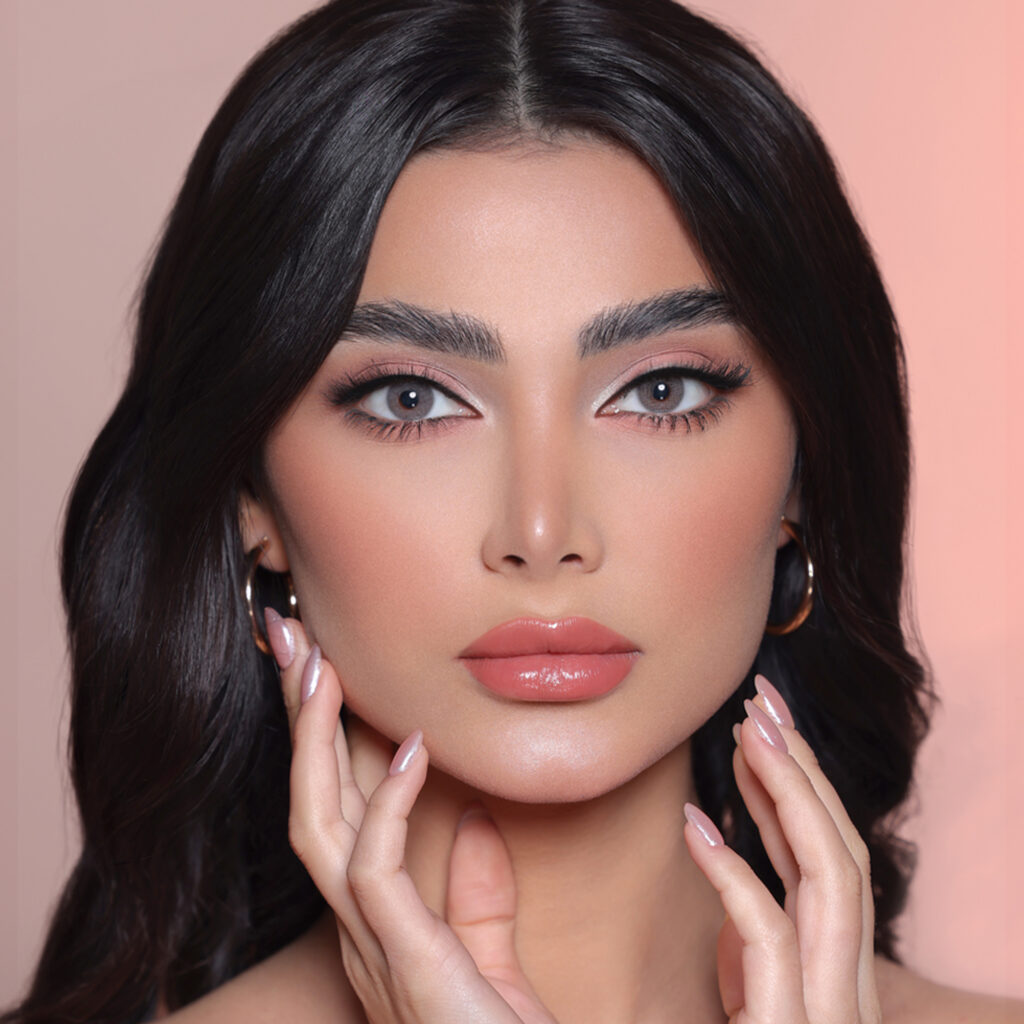 Model wearing 3D Gray colored contact lenses