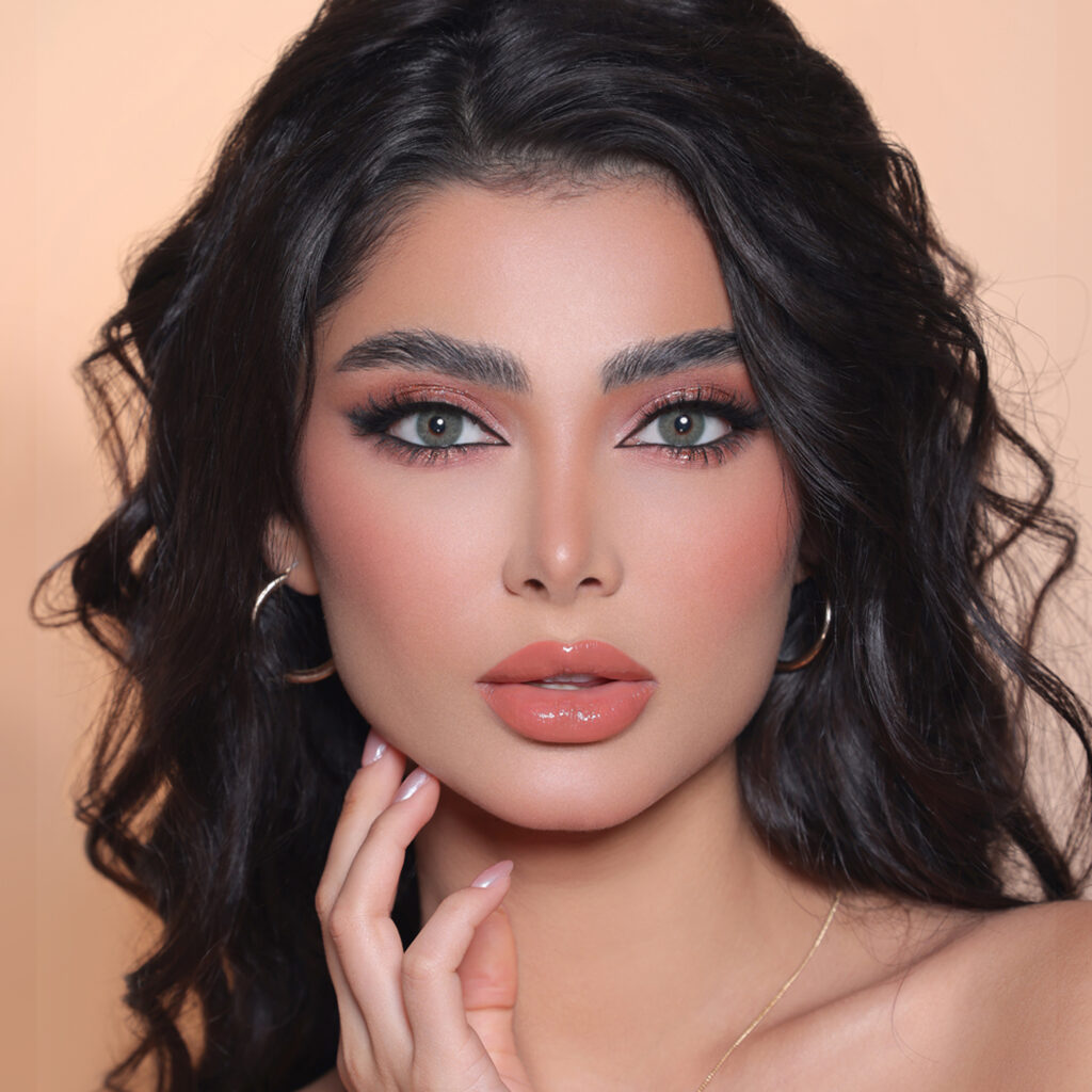 Model wearing 3D Green colored contact lenses