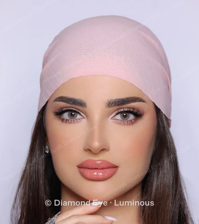 Lentes de contato coloridas Luminous Latte usadas pela modelo