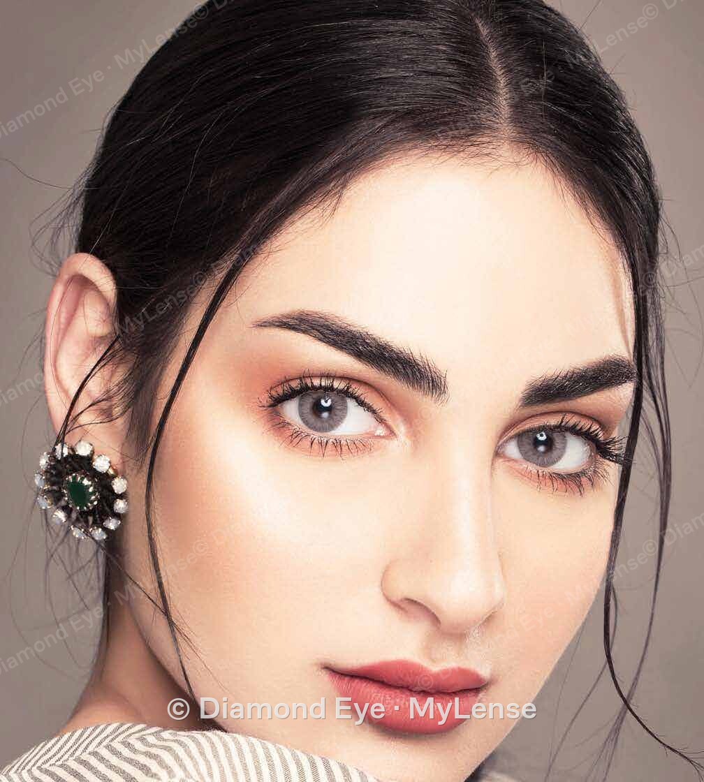 Mylense Gold Capri عدسات لاصقة ملونة على عيون الموديل
