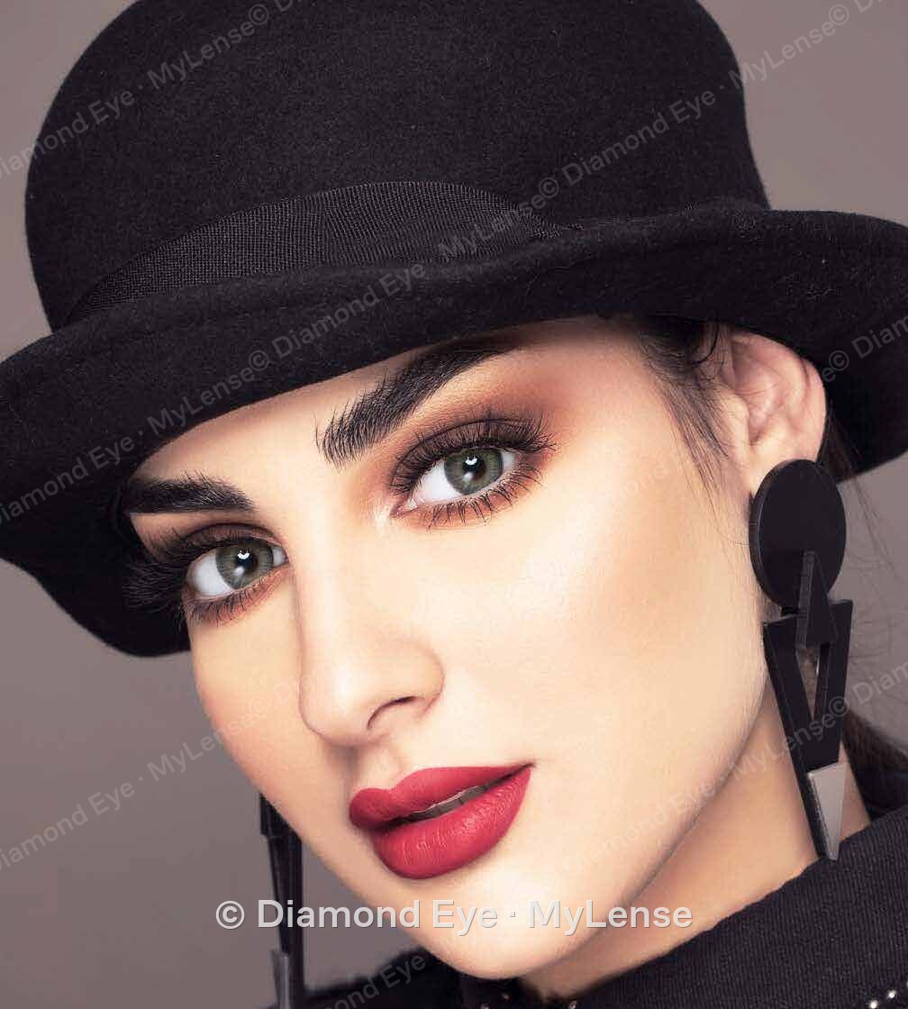 Mylense Gold Light Green عدسات لاصقة ملونة على عيون الموديل
