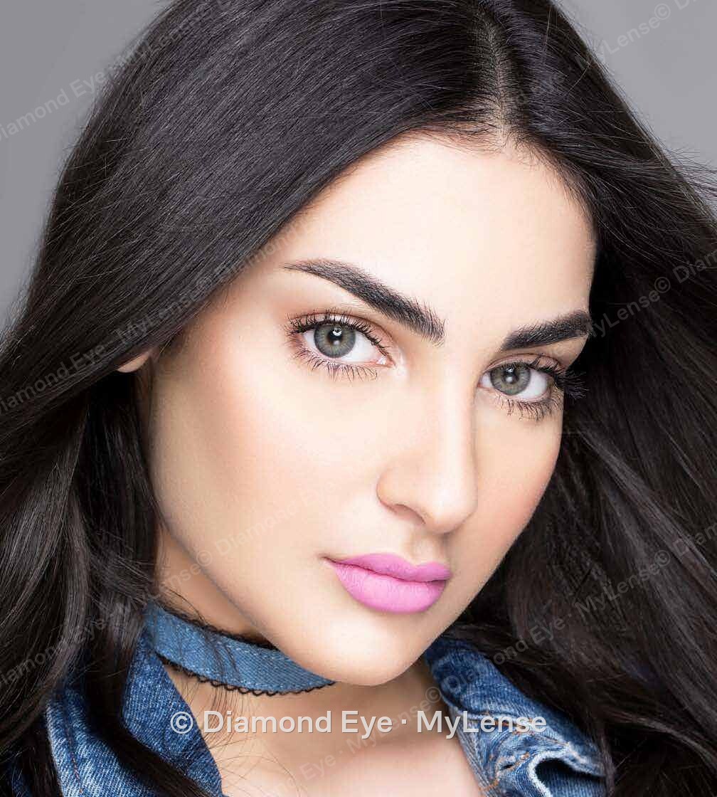 Mylense Gold Oro Hazel عدسات لاصقة ملونة على عيون الموديل