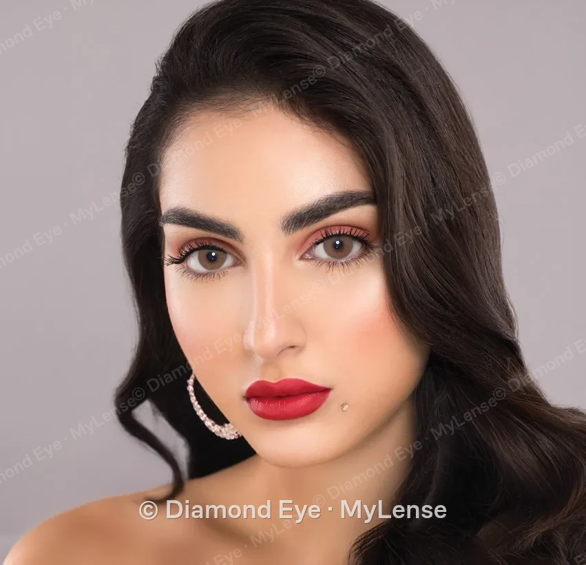 Mylense Perla Hazel عدسات لاصقة ملونة على عيون الموديل