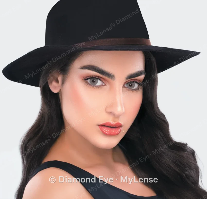Mylense Perla Latte عدسات لاصقة ملونة على عيون الموديل