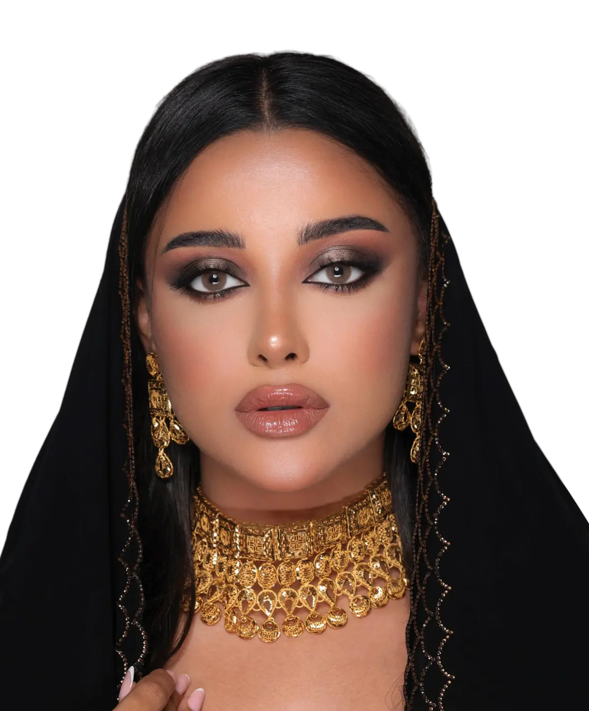 Model wearing NATURÈL Core Hazel colored contact lenses