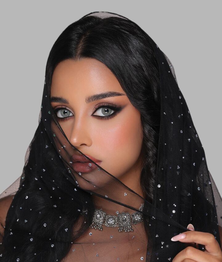 Model wearing NATURÈL La Agate