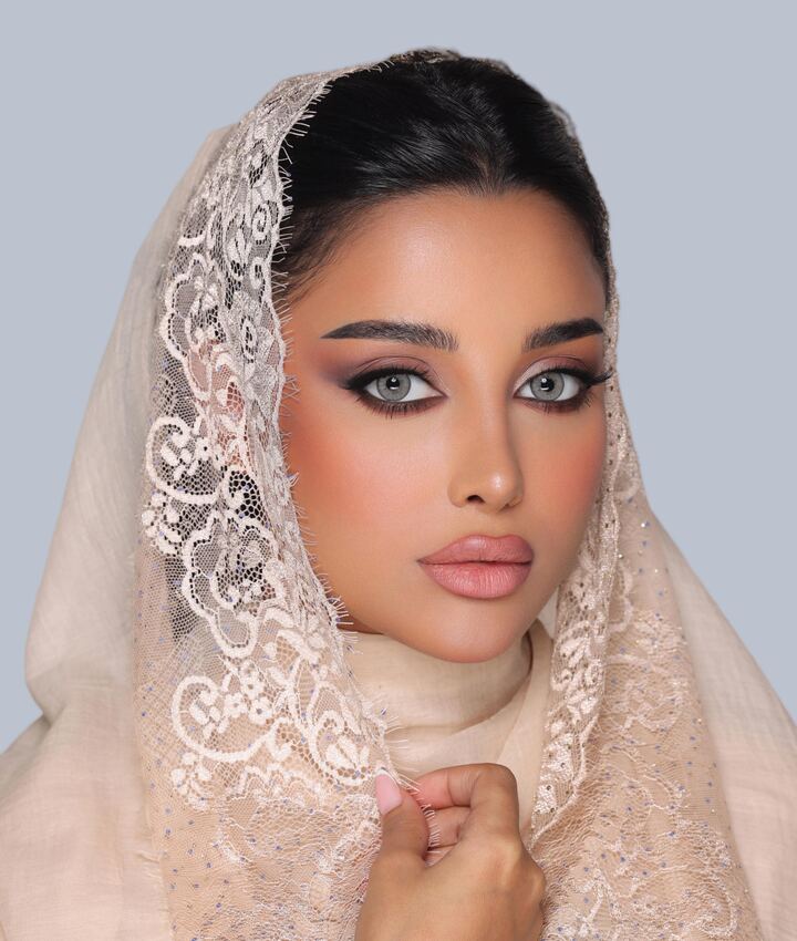 Model wearing NATURÈL La Quartzo